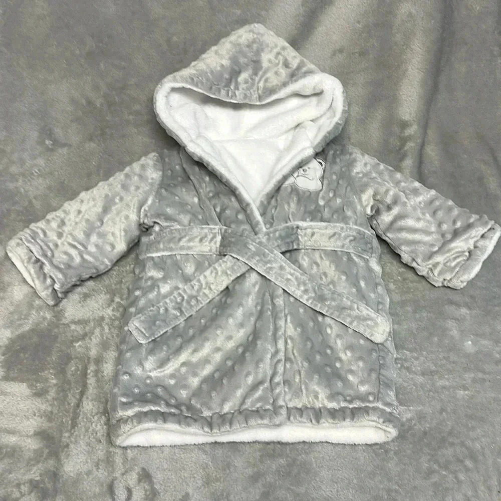 ⭐️ Blankets & Beyond - Plush double layered Robe. Size 18 months